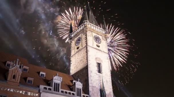 Ayuntamiento de la Ciudad Vieja y fuegos artificiales de vacaciones en Praga, vista desde la Plaza de la Ciudad Vieja, República Checa — Vídeo de stock