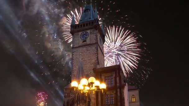 Városháza és a holiday tűzijáték Prágában, meg az Old Town Square, Cseh Köztársaság — Stock videók