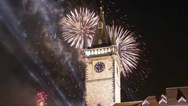 Cidade Velha Prefeitura e fogos de artifício de férias em Praga, vista da Praça da Cidade Velha, República Checa — Vídeo de Stock