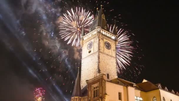 Oude stad stadhuis en vakantie vuurwerk in Praag, bekijken van Old Town Square, Tsjechië — Stockvideo