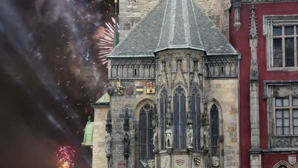 Staroměstská radnice a svátek ohňostrojů v Praze, pohled od Staroměstského náměstí, Česká republika — Stock video