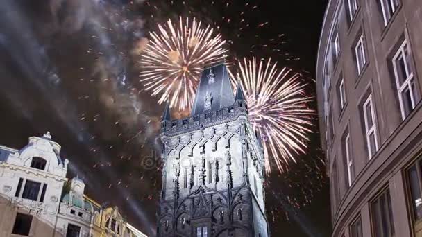 Torre delle polveri (cancello) e fuochi d'artificio festivi a Praga, Repubblica Ceca. È una delle porte originali della città, risalente all'XI secolo. È uno dei simboli di Praga che conduce nella Città Vecchia — Video Stock