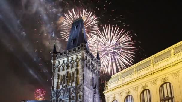 Toz Kulesi (kapısı) ve tatil fireworks uygulamasında Prag, Çek Republic.It orijinal şehir kapıları, geri 11. yüzyıldan kalma biridir. Prague Old Town önde gelen semboller biridir — Stok video