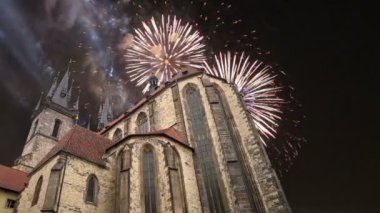 Anne Gotik Kilisesi Tanrı önünde Tyn, eski şehir Meydanı ve tatil Fireworks uygulamasında, Prague, Çek Cumhuriyeti  