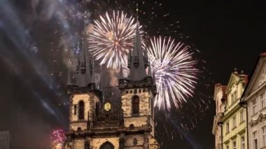 Anne Gotik Kilisesi Tanrı önünde Tyn, eski şehir Meydanı ve tatil Fireworks uygulamasında, Prague, Çek Cumhuriyeti  