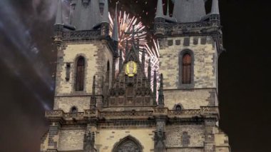 Anne Gotik Kilisesi Tanrı önünde Tyn, eski şehir Meydanı ve tatil Fireworks uygulamasında, Prague, Çek Cumhuriyeti  