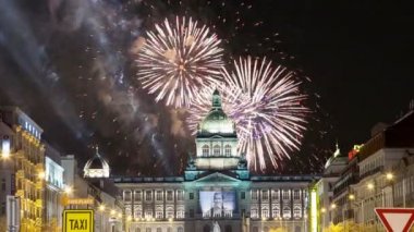 Wenceslas Meydanı'na ve tatil havai fişek New Town, Prague, Çek Cumhuriyeti için gece görünümü  