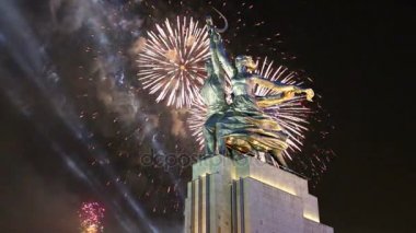 Ünlü Sovyet anıt Rabochiy ben Kolkhoznitsa (işçi ve Kolhoz kadın ya da işçi ve toplu çiftçi) heykeltıraş Vera Mukhina ve Fireworks uygulamasında, Moskova, Rusya Federasyonu. 1937 yılında yapılan  