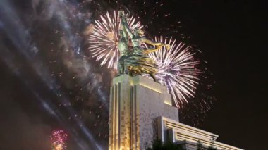 Ünlü Sovyet anıt Rabochiy ben Kolkhoznitsa (işçi ve Kolhoz kadın ya da işçi ve toplu çiftçi) heykeltıraş Vera Mukhina ve Fireworks uygulamasında, Moskova, Rusya Federasyonu. 1937 yılında yapılan