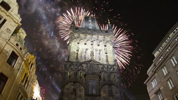 Pulverturm (Tor) und Feiertagsfeuerwerk in Prag, Tschechische Republik. Es ist eines der ursprünglichen Stadttore aus dem 11. Jahrhundert. es ist eines der Symbole Prags, das in die Altstadt führt — Stockvideo
