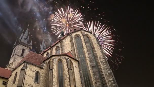 La iglesia gótica de la Madre de Dios frente a Tyn en la Plaza de la Ciudad Vieja y fuegos artificiales de vacaciones, Praga, República Checa — Vídeo de stock