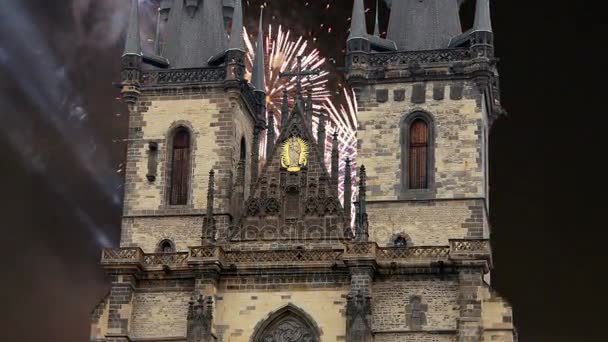 Die gotische Muttergottes-Kirche vor dem Tyn auf dem Altstadtplatz und Feiertagsfeuerwerk, Prag, Tschechische Republik — Stockvideo