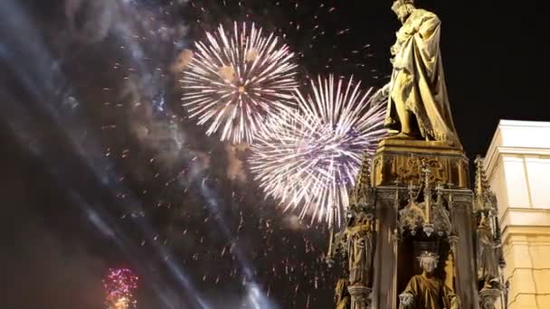 Bronzen standbeeld van Karel Iv en vakantie vuurwerk in Praag, Tsjechië — Stockvideo