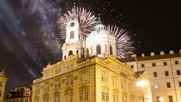 Nicholas Chiesa di Mala Strana o minore lato e fuochi d'artificio vacanza, bella parte vecchia di Praga, Repubblica Ceca (Vista serale ) — Video Stock
