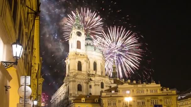 Nicholas templom Mala Strana vagy kisebb oldalán és a holiday tűzijáték, a gyönyörű Óváros, Prága, Cseh Köztársaság (éjszakai nézet) — Stock videók