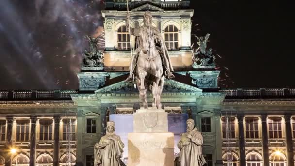Vue de nuit de la place Venceslas et feux d'artifice de vacances dans la nouvelle ville de Prague, République tchèque — Video
