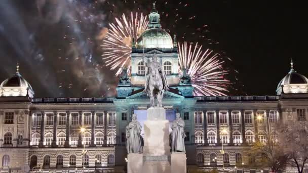 Vista nocturna de la Plaza de Wenceslao y fuegos artificiales de vacaciones en la Ciudad Nueva de Praga, República Checa — Vídeos de Stock