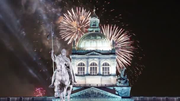 瓦茨拉夫广场和节日烟花在新市镇的布拉格，捷克共和国的夜景 — 图库视频影像