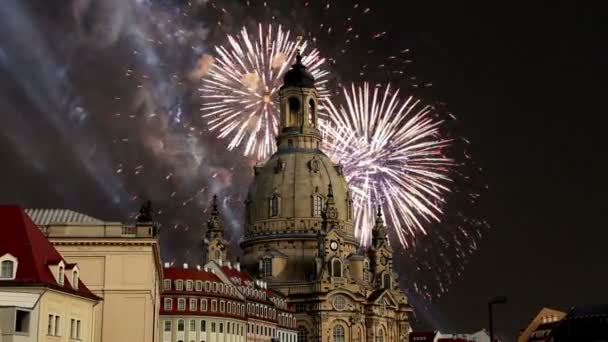 Dresden Frauenkirche (literalmente Igreja de Nossa Senhora) e fogos de artifício de férias é uma igreja luterana em Dresden, Alemanha — Vídeo de Stock