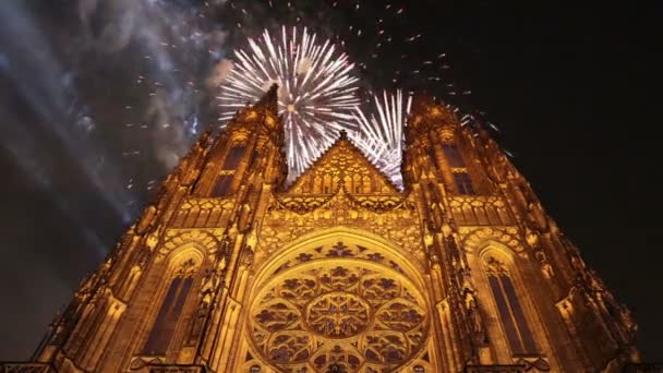 St. Vitus Cathedral (katedrála) a svátek ohňostrojů – Pražský hrad a Hradčany, Česká republika 