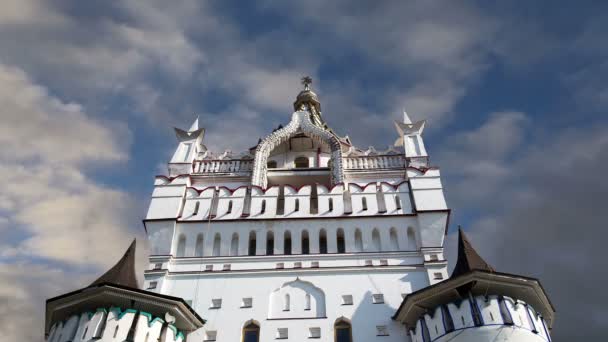Izmailovsky Kremlin (Kremlin v Izmailovo), Moskva, Rusko – je jedním z nejvíce pestré a zajímavé město památek, včetně muzea, restaurace, veletrhy a trhy a mnoho dalších zajímavostí — Stock video