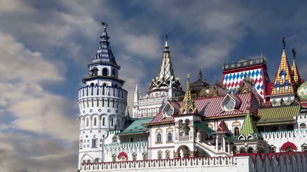 Κρεμλίνο Izmailovsky (Κρεμλίνο στο Izmailovo), Μόσχα, Ρωσία--είναι ένα από τα πιο πολύχρωμα και ενδιαφέρουσα πόλη Αξιοθέατα, όπως μουσεία, εστιατόρια, εκθέσεις και αγορές και πολλά άλλα αξιοθέατα — Αρχείο Βίντεο