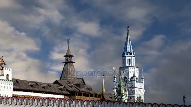 Izmailovsky Kremlin (Kremlin en Izmailovo), Moscú, Rusia- es uno de los monumentos más coloridos e interesantes de la ciudad, incluyendo museos, restaurantes, ferias y mercados y muchas otras atracciones — Vídeo de stock