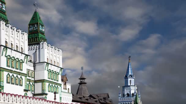 Izmailovsky Kremlin (Kremlin en Izmailovo), Moscú, Rusia- es uno de los monumentos más coloridos e interesantes de la ciudad, incluyendo museos, restaurantes, ferias y mercados y muchas otras atracciones — Vídeo de stock