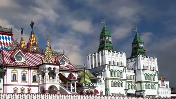 Izmailovsky Kremlin (Izmailovo Kremlin), Moskova, Rusya - müzeler, restoranlar, fuarlar ve piyasalar ve diğer birçok konumlar da dahil olmak üzere en renkli ve ilginç şehir yerlerinden biridir — Stok video