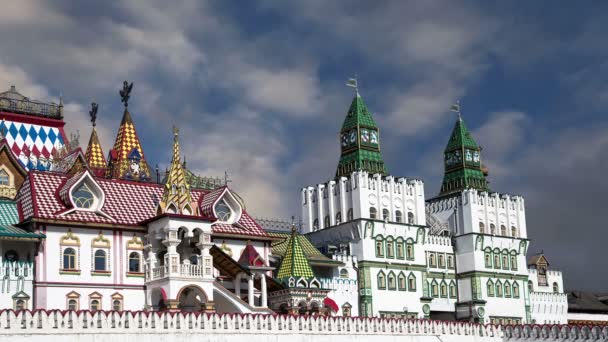 Izmailovsky Kremlin (Kremlin en Izmailovo), Moscú, Rusia- es uno de los monumentos más coloridos e interesantes de la ciudad, incluyendo museos, restaurantes, ferias y mercados y muchas otras atracciones — Vídeo de stock