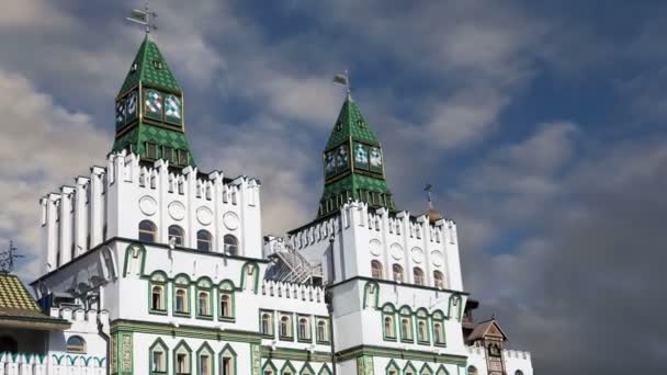 Izmailovsky Kremlin (Izmailovo Kremlin), Moskova, Rusya - müzeler, restoranlar, fuarlar ve piyasalar ve diğer birçok konumlar da dahil olmak üzere en renkli ve ilginç şehir yerlerinden biridir — Stok video