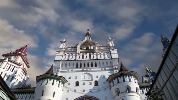Izmailovsky Kreml (Kreml i Izmailovo), Moskva, Ryssland--är en av de mest färgstarka och intressanta landmärken, inklusive museer, restauranger, mässor och marknader och många andra attraktioner — Stockvideo