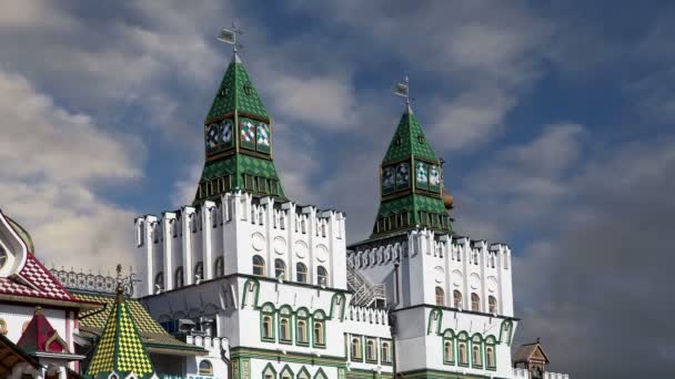 Izmailovsky Kremlin (Kremlin en Izmailovo), Moscú, Rusia- es uno de los monumentos más coloridos e interesantes de la ciudad, incluyendo museos, restaurantes, ferias y mercados y muchas otras atracciones — Vídeo de stock