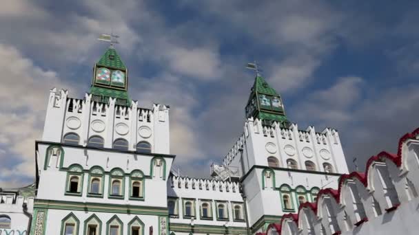 Izmailovsky Kremlin (Kremlin em Izmailovo), Moscou, Rússia é um dos marcos mais coloridos e interessantes da cidade, incluindo museus, restaurantes, feiras e mercados e muitas outras atrações. — Vídeo de Stock