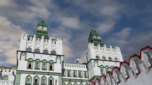 Izmailovsky Kremlin (Kremlin en Izmailovo), Moscú, Rusia- es uno de los monumentos más coloridos e interesantes de la ciudad, incluyendo museos, restaurantes, ferias y mercados y muchas otras atracciones — Vídeo de stock