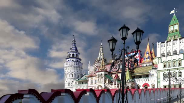 Izmailovsky Kremlin (Kremlin v Izmailovo), Moskva, Rusko – je jedním z nejvíce pestré a zajímavé město památek, včetně muzea, restaurace, veletrhy a trhy a mnoho dalších zajímavostí — Stock video