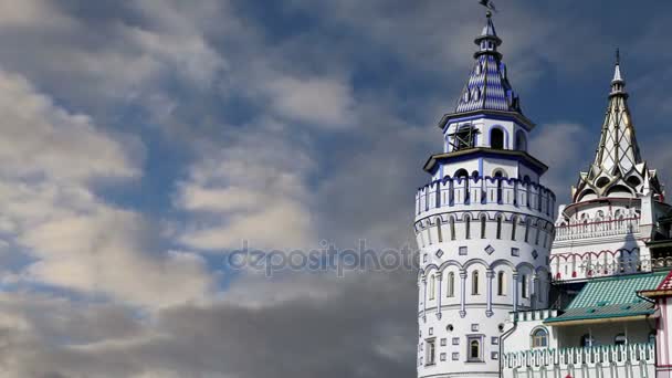 Izmailovsky Kremlin (Kremlin en Izmailovo), Moscú, Rusia- es uno de los monumentos más coloridos e interesantes de la ciudad, incluyendo museos, restaurantes, ferias y mercados y muchas otras atracciones — Vídeo de stock