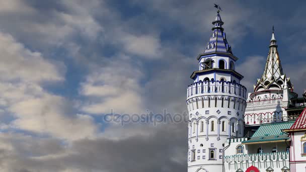 Izmailovsky Kremlin (Kremlin en Izmailovo), Moscú, Rusia- es uno de los monumentos más coloridos e interesantes de la ciudad, incluyendo museos, restaurantes, ferias y mercados y muchas otras atracciones — Vídeo de stock