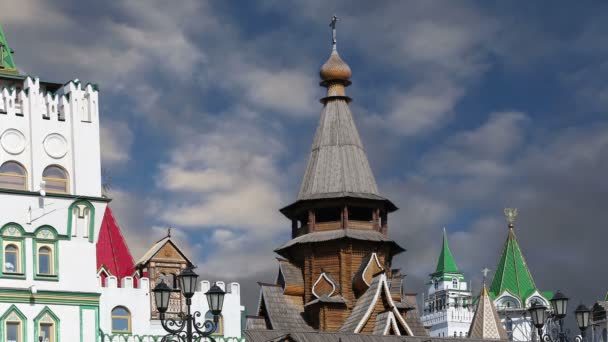 Izmailovsky Kremlin (Kremlin en Izmailovo), Moscú, Rusia- es uno de los monumentos más coloridos e interesantes de la ciudad, incluyendo museos, restaurantes, ferias y mercados y muchas otras atracciones — Vídeos de Stock