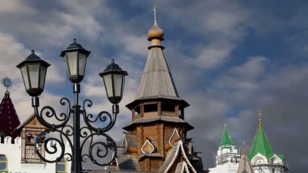 Izmailovsky Kremlin (Kremlin em Izmailovo), Moscou, Rússia é um dos marcos mais coloridos e interessantes da cidade, incluindo museus, restaurantes, feiras e mercados e muitas outras atrações. — Vídeo de Stock