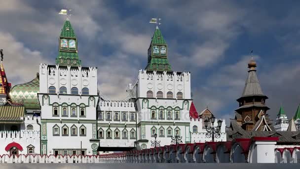 Поблизу Ізмайловського Кремля (Кремля в Ізмайлово), Москва, Росія-- є однією з самих яскравих і цікавих пам'яток міста, включаючи музеїв, ресторанів, ярмарках і ринки і багатьох інших визначних пам'яток — стокове відео