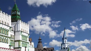 Izmailovsky Kremlin (Izmailovo Kremlin), Moskova, Rusya - müzeler, restoranlar, fuarlar ve piyasalar ve diğer birçok konumlar da dahil olmak üzere en renkli ve ilginç şehir yerlerinden biridir 