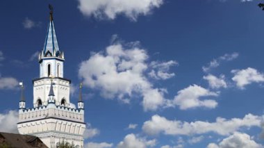 Izmailovsky Kremlin (Izmailovo Kremlin), Moskova, Rusya - müzeler, restoranlar, fuarlar ve piyasalar ve diğer birçok konumlar da dahil olmak üzere en renkli ve ilginç şehir yerlerinden biridir 