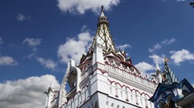 Izmailovsky Kremlin (Izmailovo Kremlin), Moskova, Rusya - müzeler, restoranlar, fuarlar ve piyasalar ve diğer birçok konumlar da dahil olmak üzere en renkli ve ilginç şehir yerlerinden biridir 