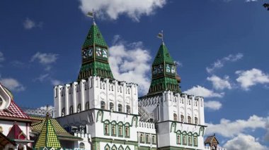 Izmailovsky Kremlin (Izmailovo Kremlin), Moskova, Rusya - müzeler, restoranlar, fuarlar ve piyasalar ve diğer birçok konumlar da dahil olmak üzere en renkli ve ilginç şehir yerlerinden biridir 