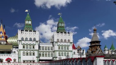 Izmailovsky Kremlin (Izmailovo Kremlin), Moskova, Rusya - müzeler, restoranlar, fuarlar ve piyasalar ve diğer birçok konumlar da dahil olmak üzere en renkli ve ilginç şehir yerlerinden biridir 