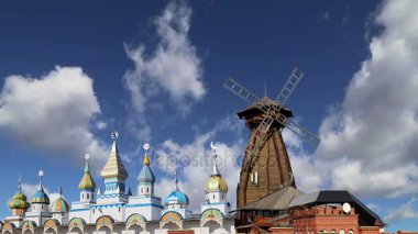Izmailovsky Kremlin (Izmailovo Kremlin), Moskova, Rusya - müzeler, restoranlar, fuarlar ve piyasalar ve diğer birçok konumlar da dahil olmak üzere en renkli ve ilginç şehir yerlerinden biridir 