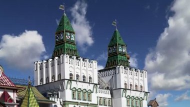 Izmailovsky Kremlin (Izmailovo Kremlin), Moskova, Rusya - müzeler, restoranlar, fuarlar ve piyasalar ve diğer birçok konumlar da dahil olmak üzere en renkli ve ilginç şehir yerlerinden biridir 