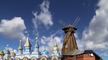 Izmailovsky Kremlin (Izmailovo Kremlin), Moskova, Rusya - müzeler, restoranlar, fuarlar ve piyasalar ve diğer birçok konumlar da dahil olmak üzere en renkli ve ilginç şehir yerlerinden biridir 