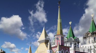 Izmailovsky Kremlin (Izmailovo Kremlin), Moskova, Rusya - müzeler, restoranlar, fuarlar ve piyasalar ve diğer birçok konumlar da dahil olmak üzere en renkli ve ilginç şehir yerlerinden biridir 